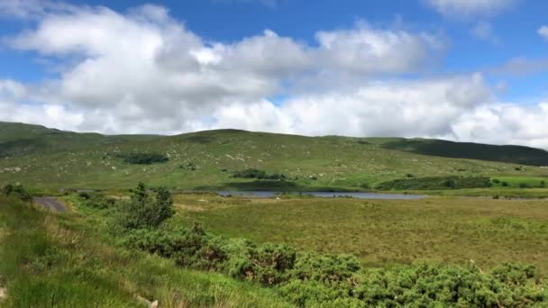 アイルランドのグレンベガー国立公園 グレンベガー国立公園は ドネガルの宝物の一つです それはドニゴールの中心部にあり 000ヘクタール以上をカバーしており アイルランド最大のNpです — ストック動画