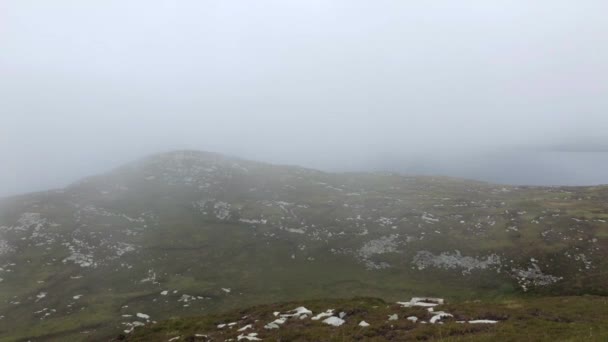 クロアグ パトリックの頂上にあるクロアグ パトリックはウェストポートの町の南西8キロメートルに位置している 山の円錐形はアイルランドのクロウ湾の上を中心に2 510フィートの高さにある — ストック動画
