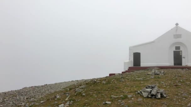 在薄雾中 克罗格 帕特里克顶上的教堂 克罗格帕特里克 位于西港镇西南8公里处 山的圆锥形在爱尔兰克莱湾上空雄伟地飞翔了2 510英尺 — 图库视频影像