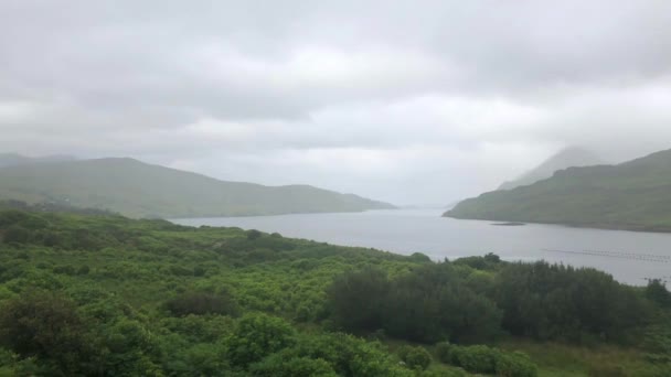 アイルランド 北部のコネマラの西に位置するフィヨルドであり ゴールウェイ メイヨー郡間のボーダーはその中心を実行 Killary Ireland Killary 港の風景 — ストック動画