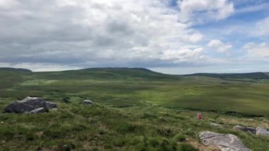 Glenveagh Ulusal Parkı, İrlanda. Glenveagh Ulusal Parkı Donegal hazinelerinden biridir. Donegal 'in kalbinde bulunur ve 16.000 hektardan fazla alanı kapsar. Bu da onu İrlanda' nın en büyük NP 'si yapar.