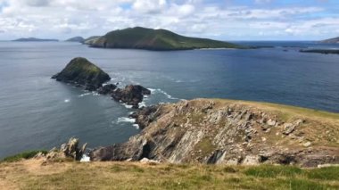 Kafa ve kafa sürücü, Irelands en doğal yolları, Dingle Yarımadası, Kerry, İrlanda başında Dunmore arasındaki güzel plaj