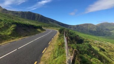 Conor Pass İrlanda en yüksek dağ geçidi var. Bu County Kerry, Dingle Yarımadası yarımadanın derecik şehir ve sahil öbür arasında geçen yol güzergahında.