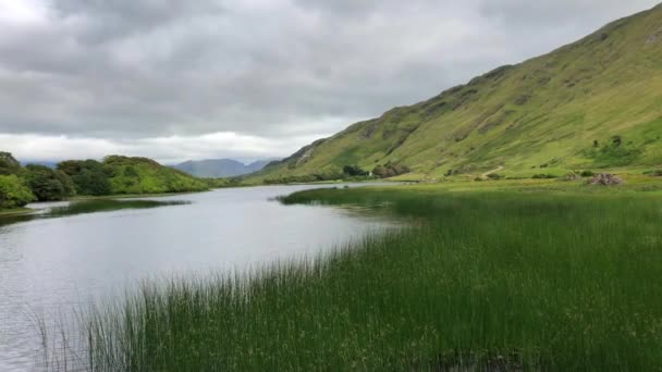 カイルモア修道院の近くの風景は カイルモアの城 アイルランドのゴールウェイ州コネマラを理由として 1920 年に設立されたベネディクト会修道院です 第一次世界大戦でベルギーを逃れたベネディクト修道女の修道院を設立 — ストック動画