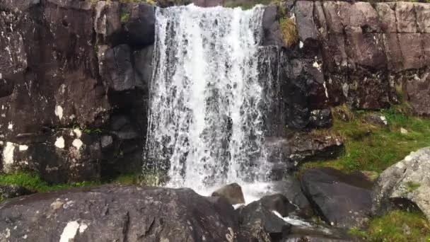 佩德拉尔湖瀑布 康纳山口 丁格尔半岛 爱尔兰 野生大西洋之路 — 图库视频影像