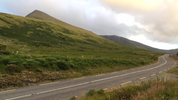 康纳通行证是爱尔兰最高的山口 它坐落在丁格尔半岛的县凯里 在道路上跨越半岛之间的丁格尔镇和海岸的另一侧 — 图库视频影像