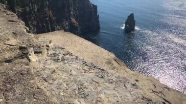 Moher ünlü kayalıklarla County Clare, İrlanda Burren bölge güneybatı kenarında yer alan deniz kayalıklarla vardır. Onlar yaklaşık 14 km koşmak.