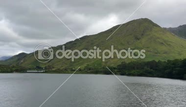 Manzara Kylemore Abbey yakınındaki Kylemore kalede Connemara, County Galway, İrlanda gerekçesiyle 1920 yılında kurulan bir Benedictine Manastırı var. Dünya Savaşı'nda Belçika kaçan Benedictine Rahibe Manastırı kurulmuş.