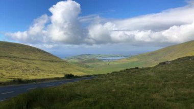 Conor Pass İrlanda en yüksek dağ geçidi var. Bu County Kerry, Dingle Yarımadası yarımadanın derecik şehir ve sahil öbür arasında geçen yol güzergahında.