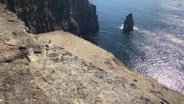 Moher Ünlü Kayalıklarla County Clare Rlanda Burren Bölge Güneybatı Kenarında — Stok video