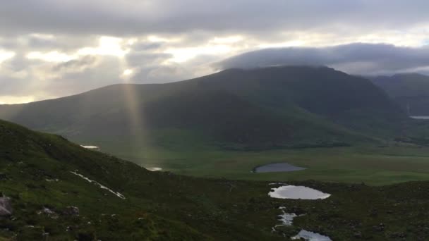 コナーはアイルランドで最も高い峠です ディングル町と反対側の海岸間の半島を横切る道に郡 Kerry のディングル半島の位置します — ストック動画