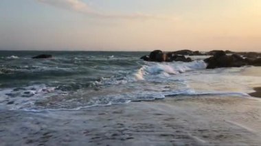 Hotel Jetwing Yala Yala Milli Parkı, Sri Lanka.On bu plaj yakın gün batımında sahilde her gece filler gidin. Plaj akşamları tehlikeli olur. Plaj geceleri kapalı.