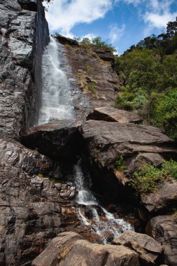 Aşık Nuwara Eliya, Sri Lanka şelale sıçrama. Aşık sıçrama bir kayalık uçurum çay tarlaları yukarıda yer alan onun romantik folklor bilinen etkileyici bir şelale mi .