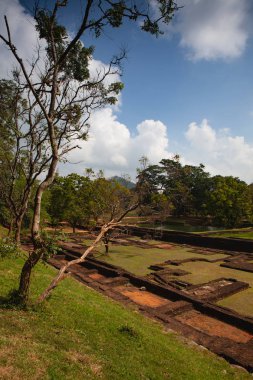 Üstünde tepe-in Sigiriya aslan s rock Sarayı ve kale kalıntıları. Sri Lanka. İsmi bir site rock yaklaşık 200 metre yüksek büyük bir sütuna göre hakim tarihi ve arkeolojik önem ifade etmektedir.