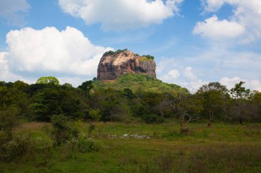 Üstünde tepe-in Sigiriya aslanın rock Sarayı ve kale kalıntıları. Sri Lanka. İsmi bir site rock yaklaşık 200 metre yüksek büyük bir sütuna göre hakim tarihi ve arkeolojik önem ifade etmektedir.