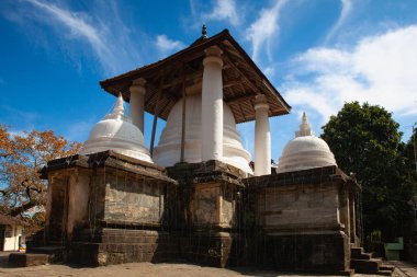 Gadaladenyia Vihara, Pilimathalawa, Kandy, Sri Lanka 'da bulunan eski bir Budist tapınağıdır. Gadaladeniya kayalık bir çıkıntının üzerinde yer almaktadır..