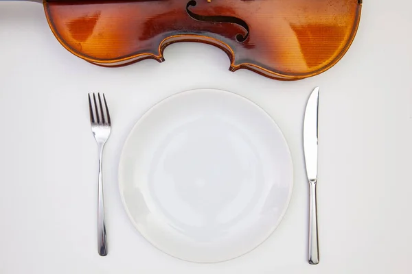 Sinfonia Paladar Placa Branca Violino Velho Mesa Madeira Branca Vista — Fotografia de Stock