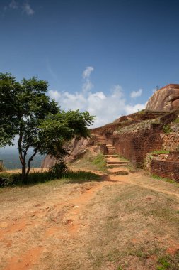 Üstünde tepe-in Sigiriya aslanın rock Sarayı ve kale kalıntıları. Sri Lanka. İsmi bir site rock yaklaşık 200 metre yüksek büyük bir sütuna göre hakim tarihi ve arkeolojik önem ifade etmektedir.