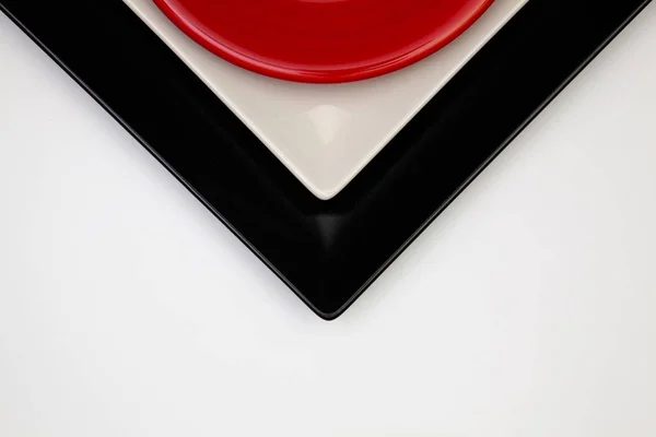 白色桌子上有不同的红色 黑色和盘子 顶部视图 平面布局图像 — 图库照片