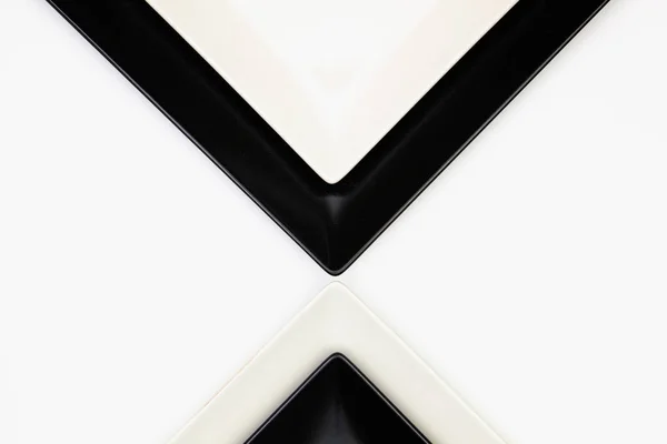 Черно Белые Пластины Белом Столе Flat Lay Image — стоковое фото