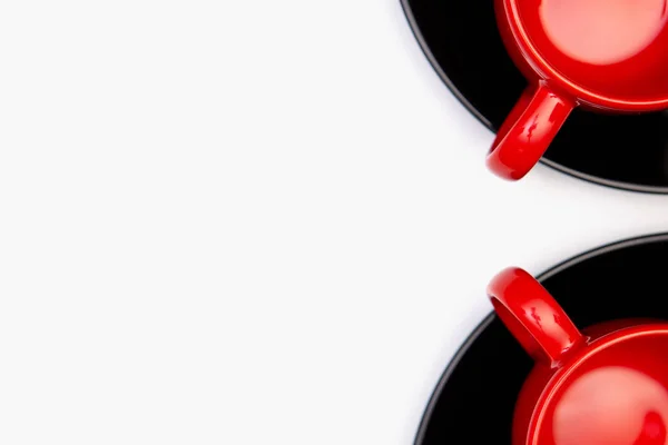 Musta Levyt Punainen Kupit Valkoinen Table Top Näkymä Tasainen Makaaminen — kuvapankkivalokuva