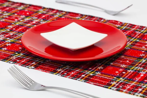 Κόκκινο Πιάτο Και Χριστουγεννιάτικη Διακόσμηση Στο Λευκό Ξύλινο Τραπέζι Top — Φωτογραφία Αρχείου