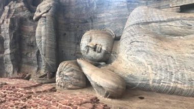 Polonnaruwa, Sri Lanka - Ocak 21,2019: Gal Viharaya ve aslında Uttararama olarak da bilinen Gal Vihara olduğunu bir kaya Tapınağı Buda yer alan Polonnaruwa Antik şehri.