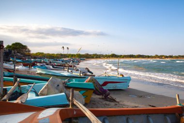 Yala, Sri Lanka: Ocak 28,2019: Yalla balıkçı köyü. Günbatımı küçük Harbor Yala Milli Parkı, Sri Lanka