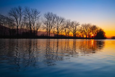 Çek Cumhuriyeti Berounka nehirde alacakaranlıkta. Gün batımında simetri manzara.