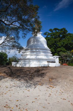 Lankatilaka, Sri Lanka 'nın Kandy ilçesinin Udu Nuwara bölgesinde Hiyarapitiya köyünde 14. yüzyılın Budist tapınağı. Bu tarihi tapınak Gampola kralı tarafından inşa edildi.