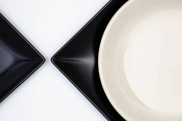 白いテーブルに異なる白と黒プレート 平面図です フラット レイアウト イメージ — ストック写真