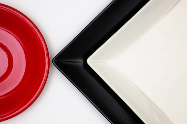 Diferentes Rojo Negro Platos Mesa Blanca Vista Superior Imagen Plana — Foto de Stock