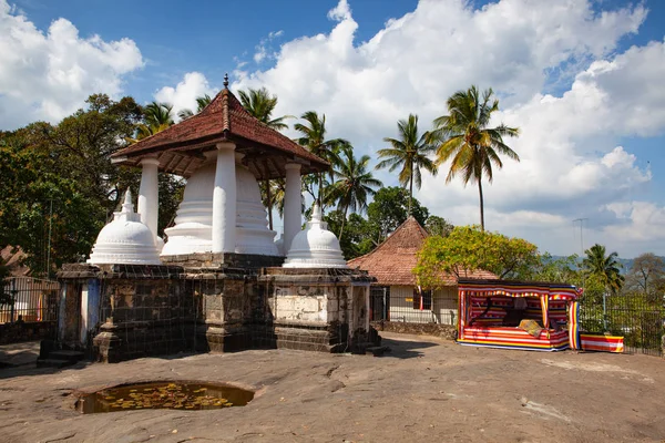 Gadaladenyia Vihara egy ősi buddhista templom, Srí Lanka. — Stock Fotó