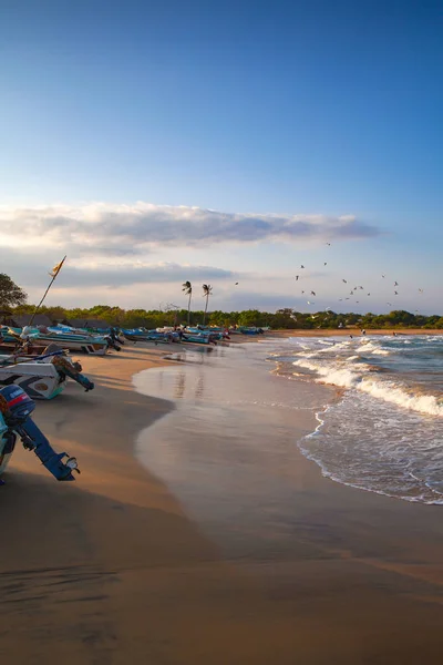 Coucher de soleil dans un petit port dans le parc national de Yala, Sri Lanka — Photo