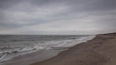Sahilde Skagen içinde şiddetli yağmur, Danimarka sonra. Kuzey Denizi Baltık buluştuğu yer.