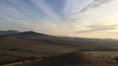 Çek Cumhuriyeti, Orta Bohem Dağları 'nda gün doğumu. Central Bohemian Uplands, Bohemya 'nın kuzeyinde yer alan bir dağ silsilesidir. Menzil yaklaşık 80 km uzunluğunda.