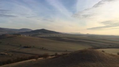 Çek Cumhuriyeti, Orta Bohem Dağları 'nda gün doğumu. Central Bohemian Uplands, Bohemya 'nın kuzeyinde yer alan bir dağ silsilesidir. Menzil yaklaşık 80 km uzunluğunda.