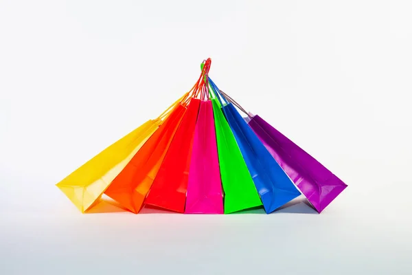 Renkli boş alışveriş torbaları üzerinde beyaz backgr izole kümesi — Stok fotoğraf