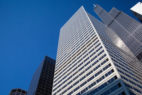 Looking up at business building in downtown, Chicago, USA. — Stock Photo, Image
