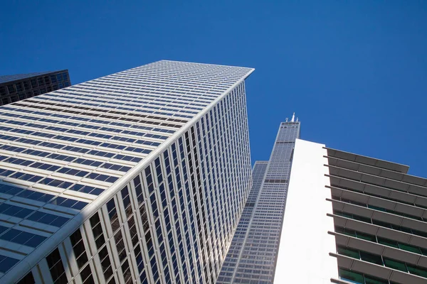 Mirando hacia arriba en el edificio de negocios en el centro, Chicago, EE.UU. . — Foto de Stock