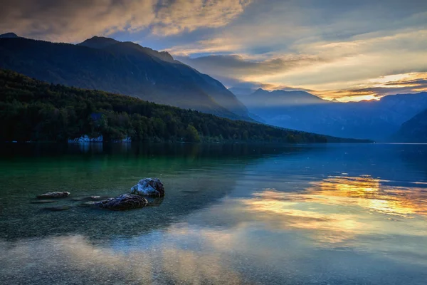 Bohinj Gölü üzerinde dramatik gün batımı, Slovenya. 