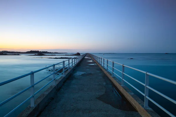 Most na prom do Ile de Batz, Roscoff w Bretanii. — Zdjęcie stockowe