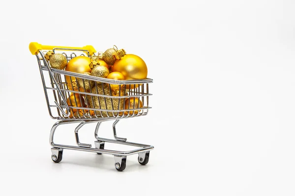 Carrinho de compras cheio de bolas de Natal de ouro — Fotografia de Stock