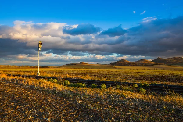 Vía férrea única al atardecer, República Checa . —  Fotos de Stock