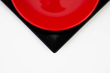 Beyaz masa farklı Tabaklarda. Üstten Görünüm. 