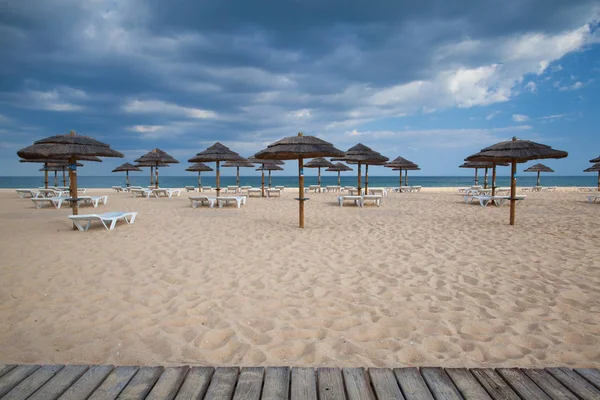 Diferite umbrele și șezlonguri pe plaja goală de pe Tavira — Fotografie, imagine de stoc