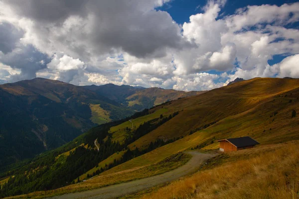 Herfst landschap in de Tiroler Alpen in Oostenrijk. — Stockfoto