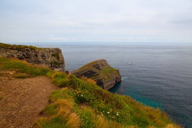 Cudillero şehri yakınlarındaki tehlike uçurumları, İspanya