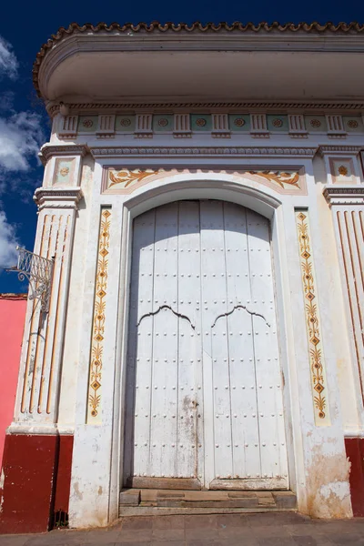 A gyarmati épület kis ajtóval a nagykapun, Trinidad, cu — Stock Fotó