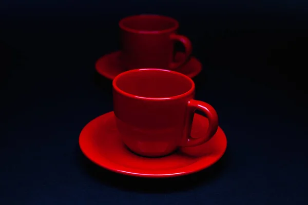 Dos tazas de té rojo en la mesa negra . — Foto de Stock